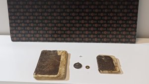 Piyasa değeri 3 milyon TL olan 5 asırlık 2 adet Kur'an-ı Kerim ele geçirildi