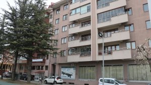 Sahur yemeğini yedikten sonra eşini bıçaklayarak öldürdü