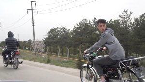 Trafikteki tehlikeli yolculuk görenleri şoke etti: Akan trafikte motosikleti halatla çekti