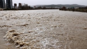 Türkiye'nin en uzun nehri eriyen karlarla coştu