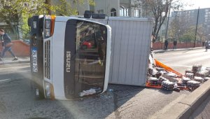 Yokuştan çıkamayan kamyonetin devrilme anı kamerada