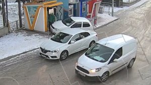 Yoldan çıkan aracın para çeken vatandaşa çarptığı kaza kameraya yansıdı