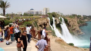 Antalya'nın dünyaca ünlü Düden Şelalesi'nde Ramazan Bayramı yoğunluğu