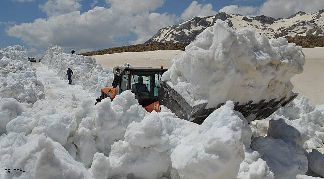 Antalya'nın yaylalarında inanılmaz karla mücadele çalışması