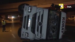 Bakırköy'de üst geçide çarpan tır yola devrildi: 1 yaralı