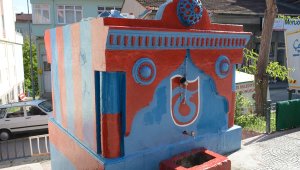 Çeşmeler bu yıl bordo-maviye boyandı