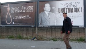 CHP'nin kampa girdiği Van'da "Menderes'i astınız, Özal'ı zehirlediniz, Erdoğan'ı yedirmeyiz" afişleri