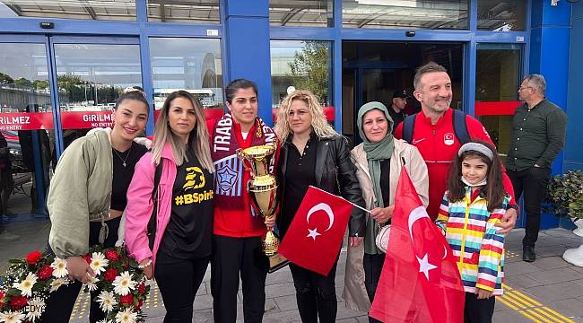 Dünya şampiyonu Busenaz Sürmeneli Trabzon'a mehteranla karşılandı
