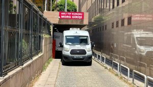 En küçük çocuğunun yanında karısını öldüren zanlı tutuklandı