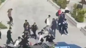 Esenyurt'ta lise çıkışı ortalık birbirine girdi, "dedikodu" kavgası kamerada