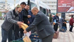 Fırınlar greve girdi, vatandaş ekmek dağıttı