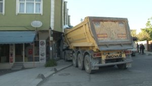 Hafriyat kamyonu binaya çarptı, korku dolu anlar yaşandı
