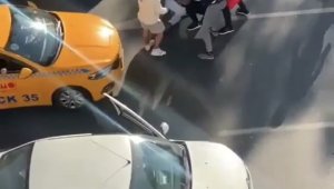 İki taksicinin tekmeli yumruklu müşteri kavgası kamerada
