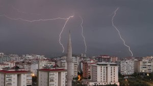 Kahramanmaraş'ta çakan şimşekler geceyi gündüze çevirdi