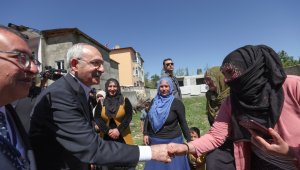 Kılıçdaroğlu, Van'da elektriği kesilen aileyi ziyaret etti