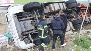 Mobilya malzemesi yüklü tır şarampole devrildi: 1 ölü