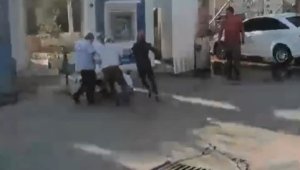 Otobüs ücretini yüksek bulup şoföre saldırdı, linç edilmekten yine yolcular kurtardı