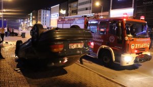 Otomobil takla attı, kaldırımda kimsenin olmaması faciayı önledi