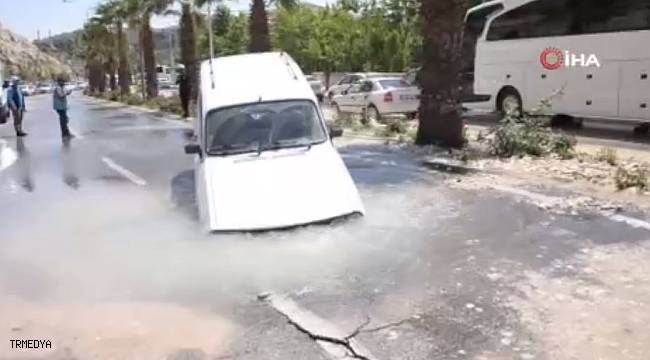 Şanlıurfa'da yol çöktü, otomobil çukura saplandı