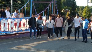 Sembolik köprü bu yıl bordo-maviye boyandı