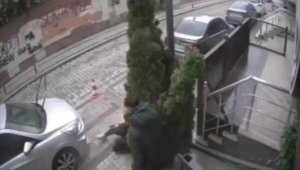 Silahlı kavga kamerada: Saldıran husumetlisine kurşun yağdırdı