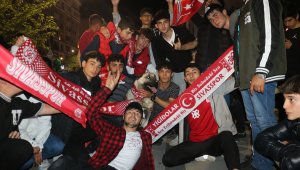 Sivasspor'da taraftarların kupa sevinci sürüyor