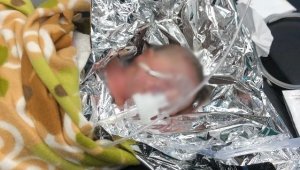 Sokakta doğurduğu bebeğini poşete koyup terk etti