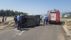 Taklalar atarak ters dönen araçtan burnu bile kanamadan çıktılar