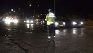 Tatilciler erken dönüşe geçti: 43 ilin geçiş güzergahında trafik yoğunluğu