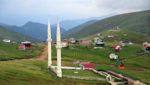 561 yıldır çimen üzerinde Cuma namazı kılınıyor