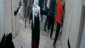 Acil doktorunu koridor boyunca darp ettiler