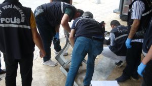 Adliyeye sevk edilen cinayet zanlıları taş yağmuruna tutuldu