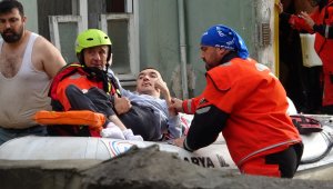 AFAD, sular altında kalan mahallede vatandaşları botla kurtardı