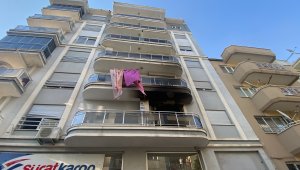 Alevlerin arasında kaldı, balkondan sedyeyle kurtarıldı