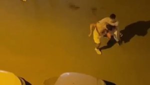 Araçta tartıştılar, yol ortasında bıçaklayıp kaçtılar