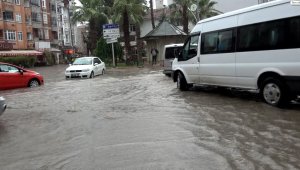 Bafra'da şiddetli yağmur: Caddeler göle döndü