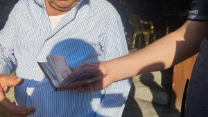 Bulduğu parayı "Al senin olsun" denmesine rağmen sahibine teslim etti