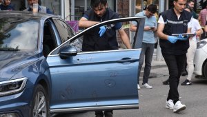 Çarşının ortasında otomobile silahlı saldırı