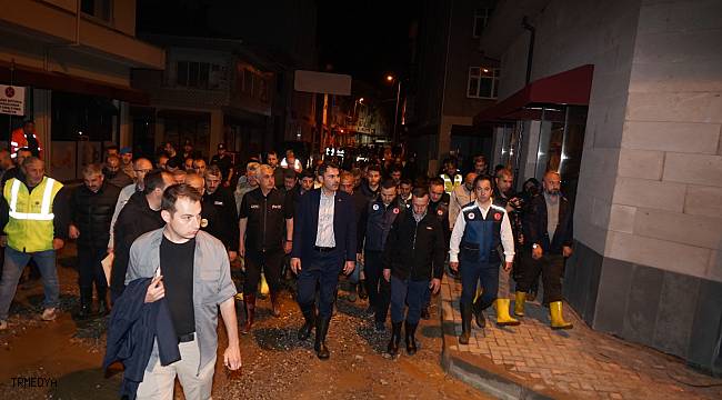 Çevre, Şehircilik ve İklim Değişikliği Bakanı Murat Kurum, selden etkilenen Bozkurt'ta