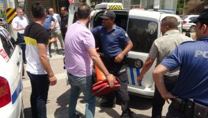 Çıktığı üst geçitte 2,5 saat polise direndi, kentte trafik durdu