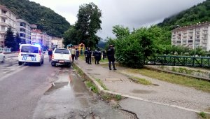 Derelerin taşma riskine karşı iş yerlerinin açılmaması ve alt katta oturanların üst katları çıkması istendi