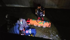 Dereye düşen tavuğunu kurtarırken bacağını kırdı