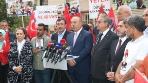 Dışişleri Bakanı Çavuşoğlu evlat nöbetindeki ailelerle bir araya geldi