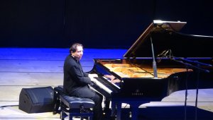 Dünyaca ünlü piyanist binlerce kişiye konser verdi