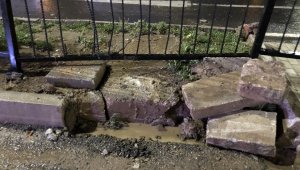 Elazığ'da sağanak biranda bastırdı, onlarca araç yolda kaldı