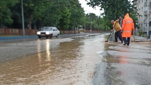 Elbistan ve Ekinözü'nde sağanak yağış hayatı felç etti