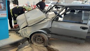 Freni patlayan otomobil akaryakıt istasyonuna girdi: 2 yaralı