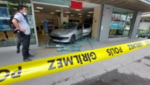 Geri geri giden otomobil bankaya daldı: 2 yaralı