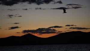 Hazar Gölü'nde günbatımı kartpostallık görüntüler oluşturdu