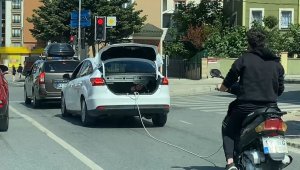 İlginç anlar: Motosiklet çeken aracın bagajından çıktı